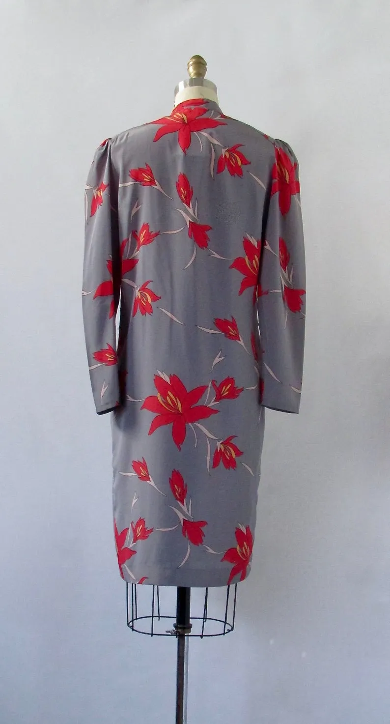 FLORAL ARRANGEMENT 1980s Gray Silk Shift Dress with Red Lily Print, Sz Med