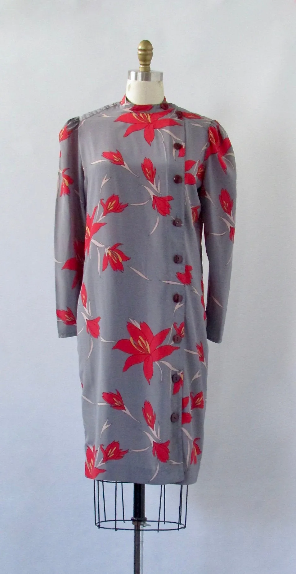 FLORAL ARRANGEMENT 1980s Gray Silk Shift Dress with Red Lily Print, Sz Med