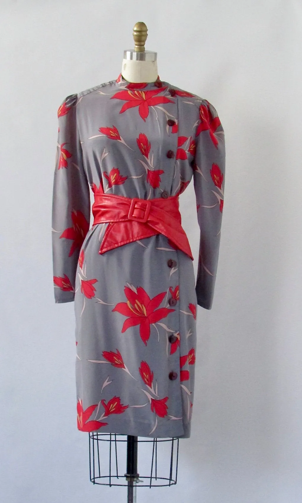 FLORAL ARRANGEMENT 1980s Gray Silk Shift Dress with Red Lily Print, Sz Med