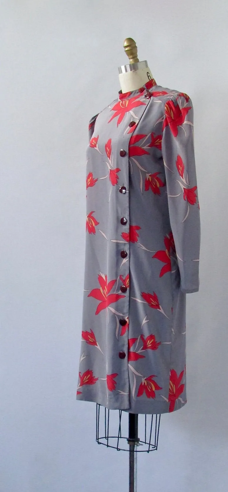 FLORAL ARRANGEMENT 1980s Gray Silk Shift Dress with Red Lily Print, Sz Med