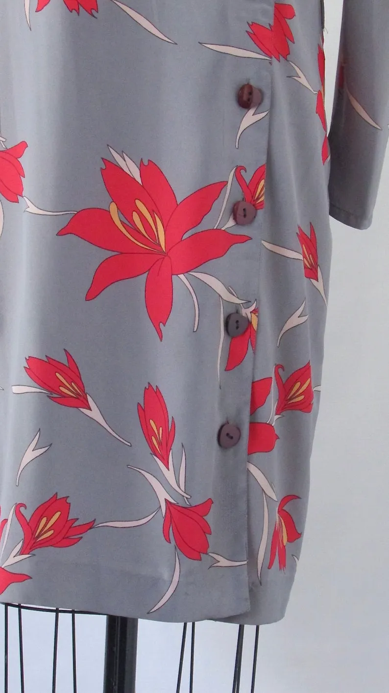 FLORAL ARRANGEMENT 1980s Gray Silk Shift Dress with Red Lily Print, Sz Med